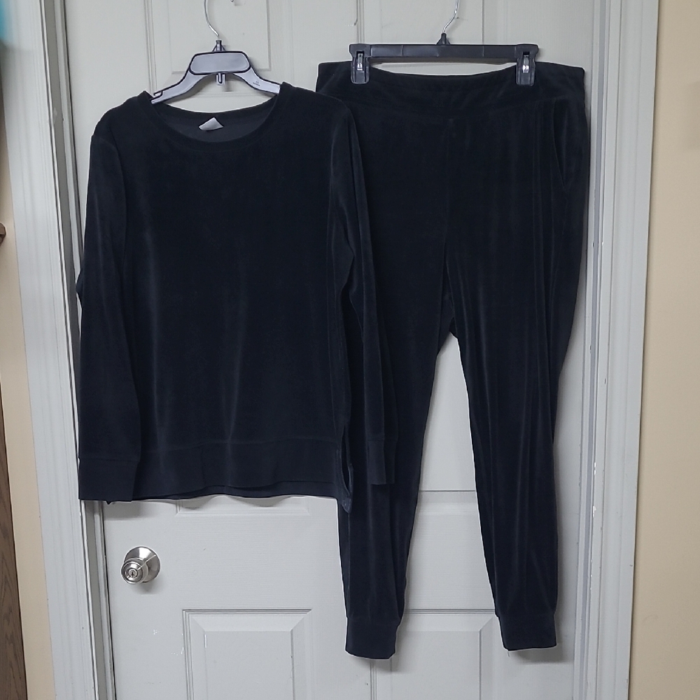 Jockey Black Velvet Crew Sweatshirt and Joggers 2 Piece set Size XL EUC